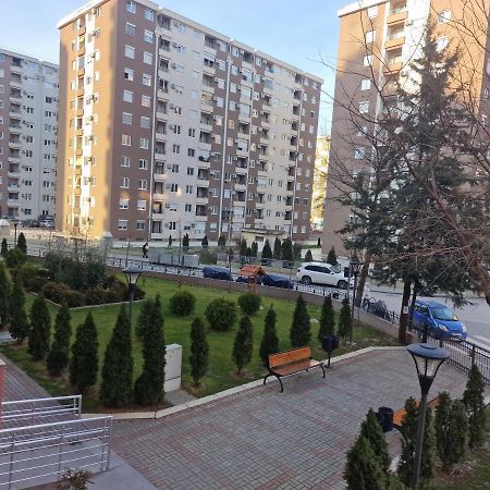 Luxury Yellow & Modern Apartment Skopje Exterior foto