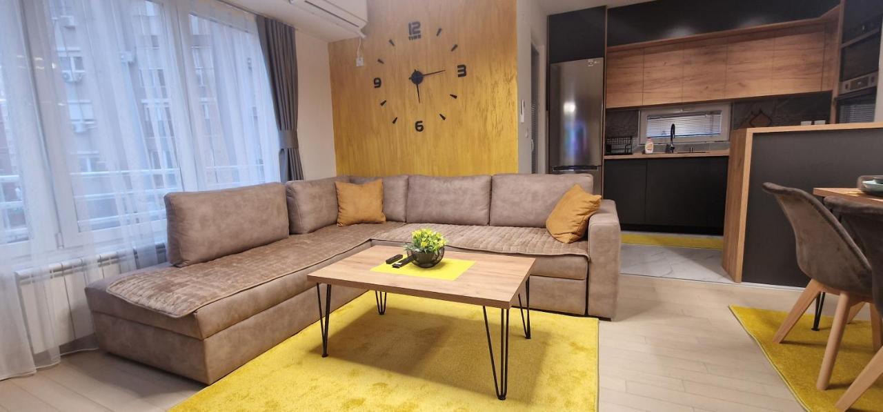 Luxury Yellow & Modern Apartment Skopje Exterior foto