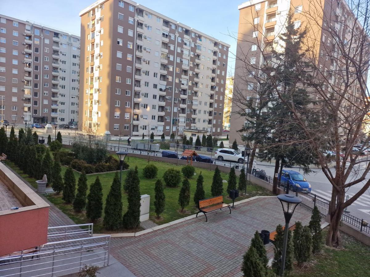 Luxury Yellow & Modern Apartment Skopje Exterior foto